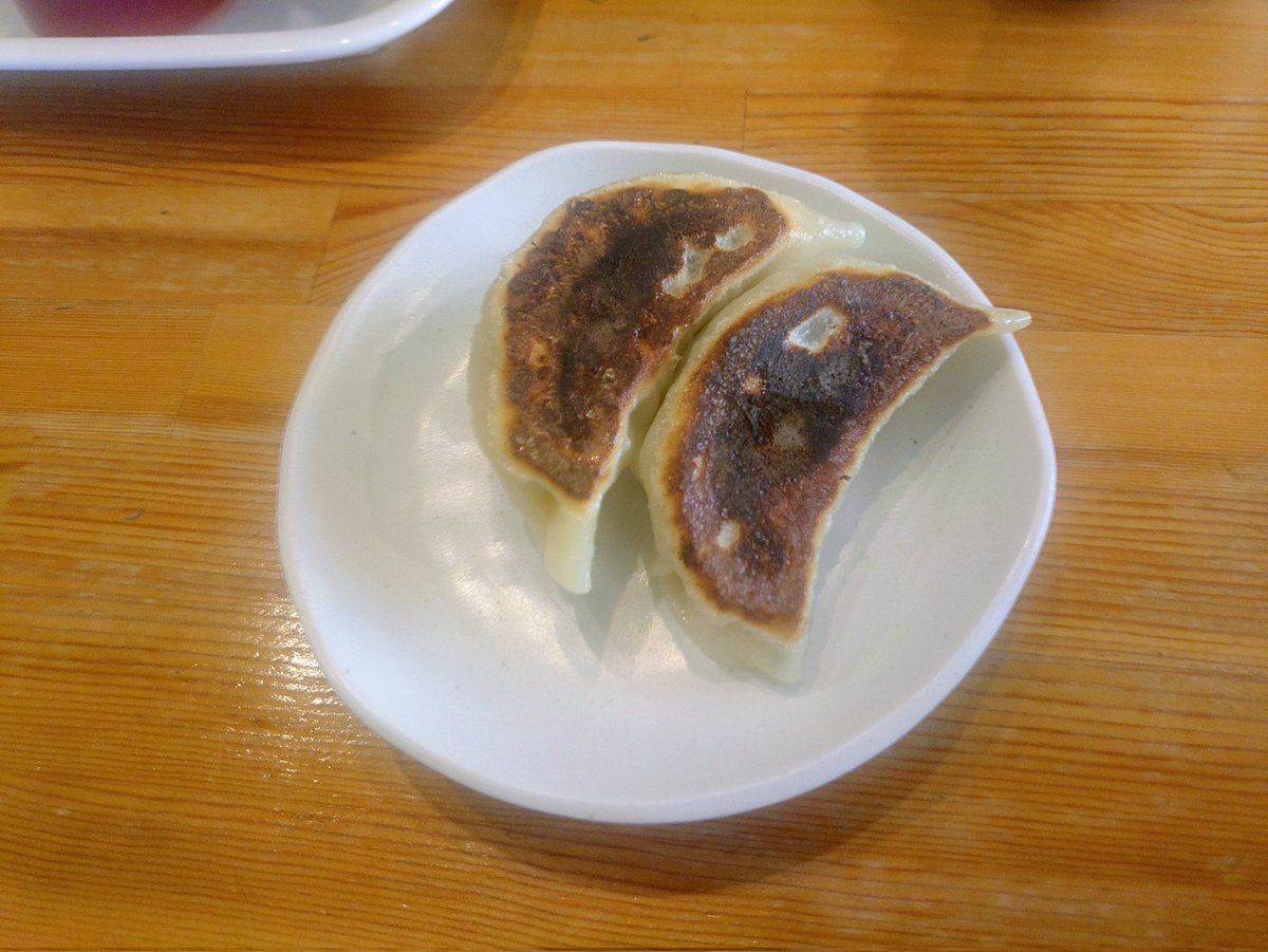 BanBanBambi's tweet photo. 今日の昼御飯〜🍜
限定のどぐろ塩そばを頂きました。
あっさりとした味わいスープがとても美味しかったです🤤
結婚記念日との事でおめでとうございます🎉
#麺堂HOME
#栃木県栃木市片柳町
#のどぐろ塩そば
#麺屋どんく直伝
#限定麺
#餃子
#気まぐれ飯
#鶏皮七味マヨ丼 https://t.co/NKEroY9Dx2