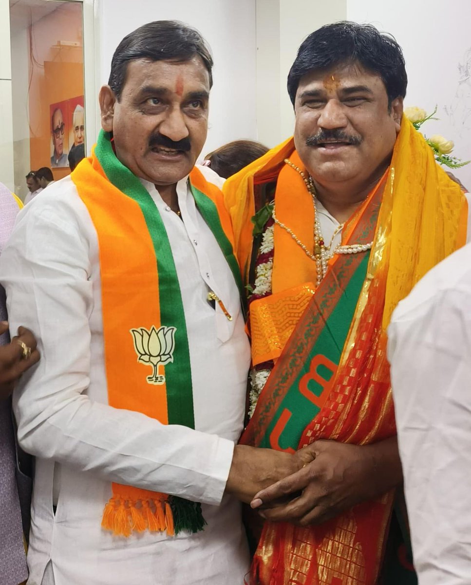 RajeshDhakadngd's tweet image. आज भोपाल प्रदेश कार्यालय में नवनियुक्त खादी ग्रामोद्योग बोर्ड अध्यक्ष पंकज जोशी जी का स्वागत कर उन्हें हार्दिक बधाई एवं शुभकामनाएँ प्रेषित कीं।

आपके सफल कार्यकाल एवं ग्रामोद्योग के विकास में उत्कृष्ट योगदान की कामना करता हूँ। 🙏✨

#Congratulations #PankajJoshi #Bhopal