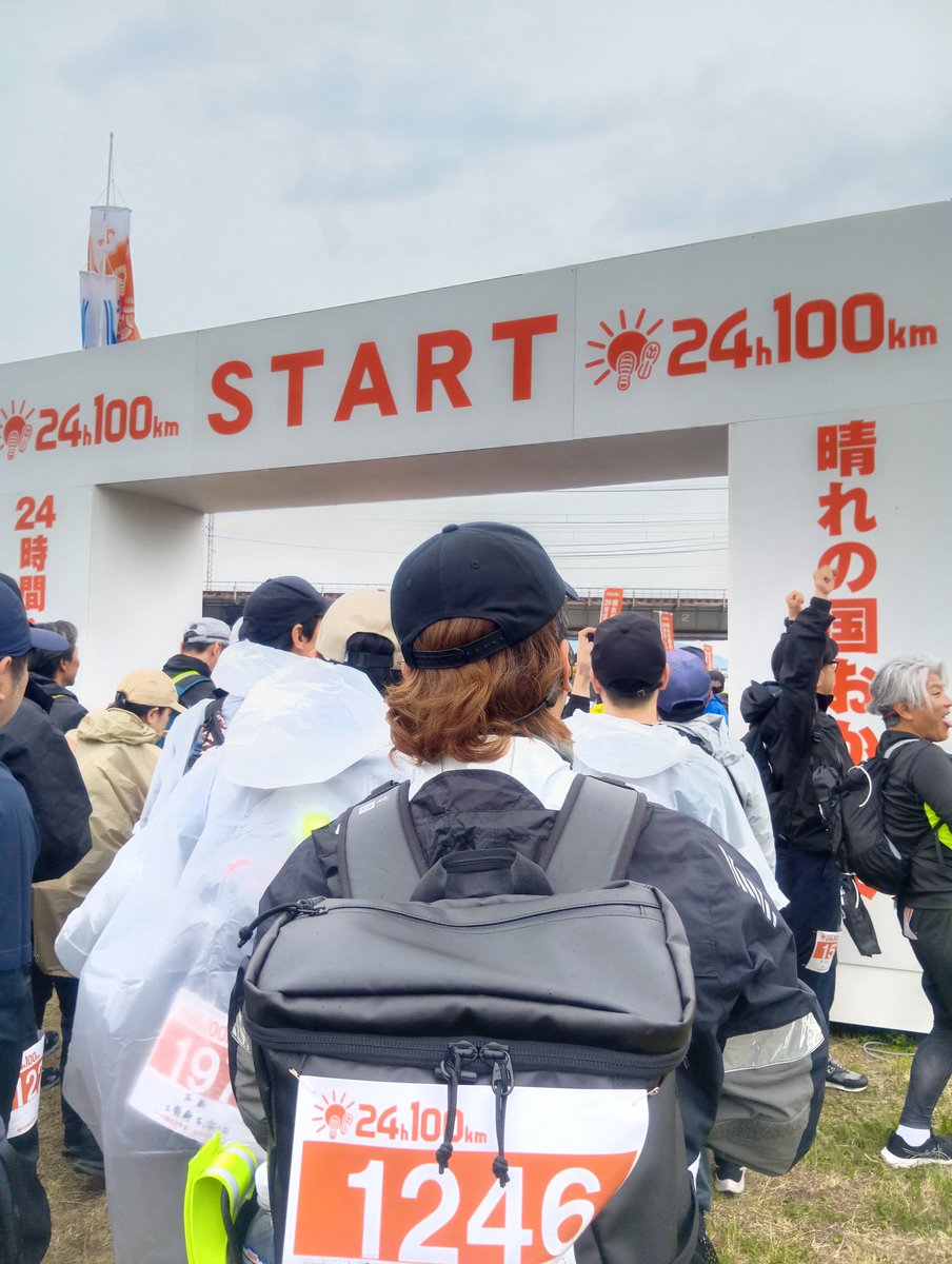 kantasgh2011's tweet photo. 24時間100キロウォーキング
なんとか完歩。

12時間ぐらい
雨が降る悪コンディションで
残り25キロで
かなりのペースダウン。

完歩の満足感はあるけど
それ以上に悔しさのほうが大きい。

スタート前、歩いてる途中は
もう絶対出ないと思ってたけど
悔しいので
またチャレンジするだろうな。 https://t.co/fBxn8yWZXw