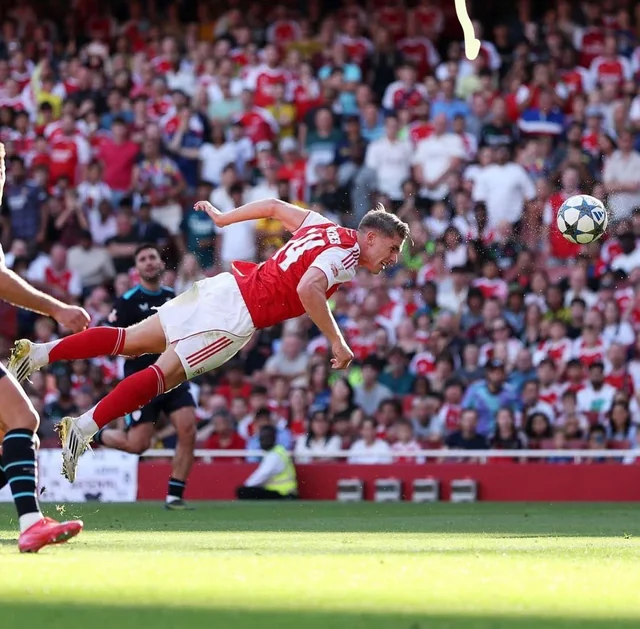 ArsenalZNE's tweet photo. Former Arsenal star Lauren stressed that Arsenal must use direct passes to find their forwards immediately after winning the ball high up the pitch to prevent Atletico Madrid from retreating into a defensive low block 👀✅:

‘The way Arsenal play, pressing high up, controlling the possession of the ball… 

I believe that when you press high up and win the ball back high up, the first pass has to be direct, looking for the striker, looking for the players that attack the spaces created, because it’s very important.

If you win the ball high up and then you make a bad pass, Atletico Madrid is a team that is going to close the space again and then it will be difficult to get that space."