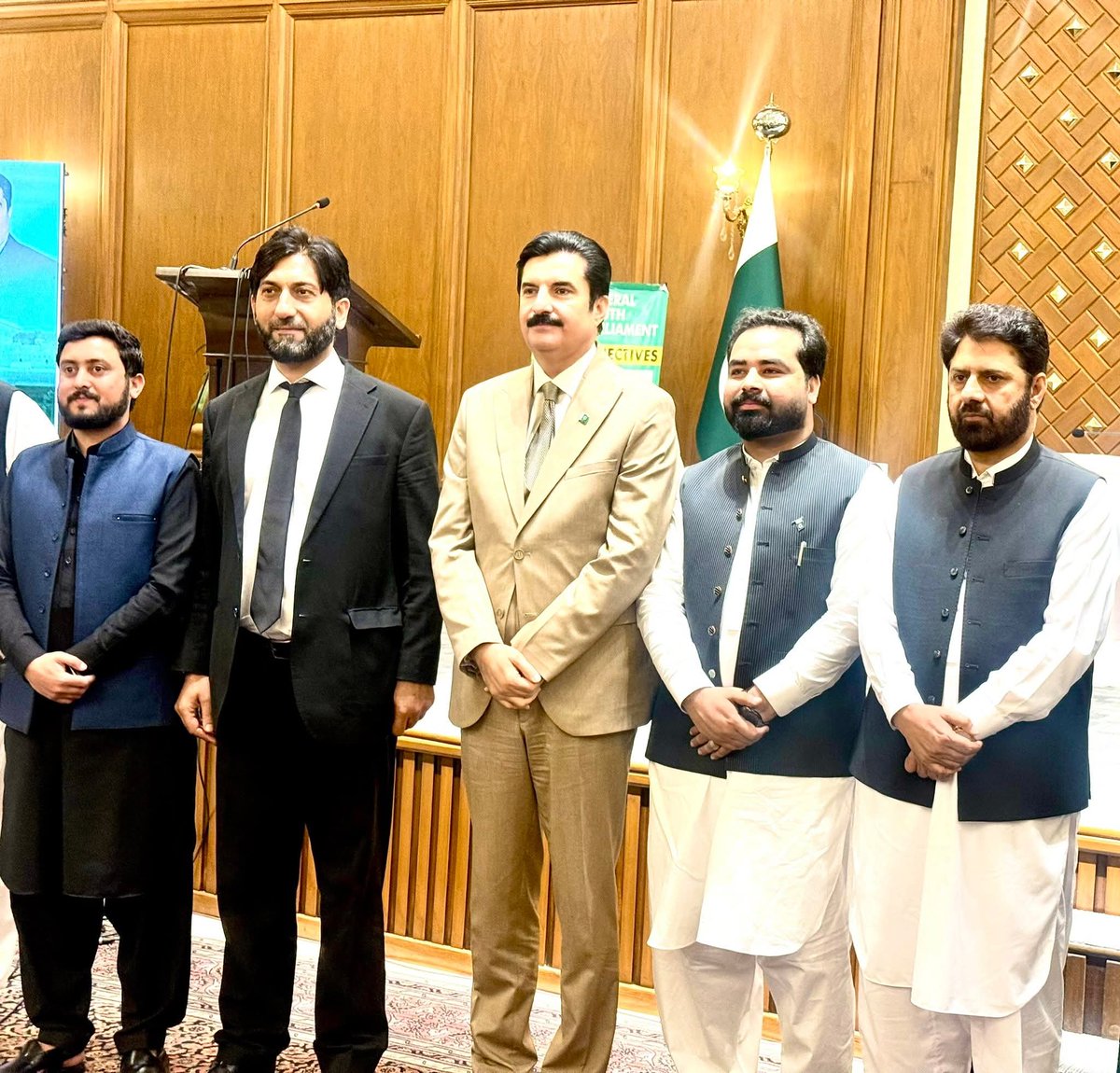 Inayat01's tweet photo. "فیڈرل یوتھ پارلیمنٹیرینز کے پلیٹ فارم سے این ایف سی ایوارڈ کے موضوع پر منعقدہ پینل ڈسکیشن پروگرام میں شرکت کی۔ اس موقع پر این ایف سی ایوارڈ کی اہمیت، وسائل کی منصفانہ تقسیم اور صوبوں کے حقوق پر تفصیلی گفتگو کی گئی
#NFC_Award #ProvincialRights #FairDistribution #Pakistan https://t.co/h8a797vscq