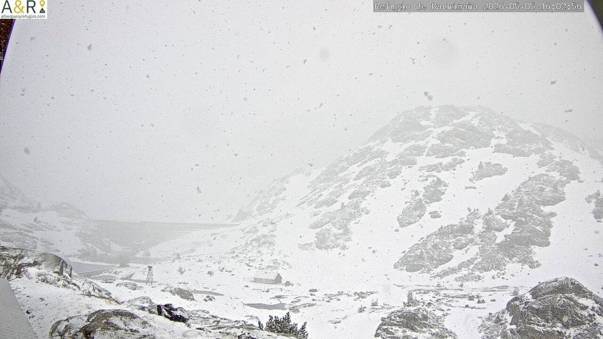 ¡La nieve ha vuelto durante las ultimas horas al Pirineo! El descenso térmico junto con los chubascos y tormentas que tenemos, han hecho que por encima de los 1.800 metros, algunas montañas del Pirineo se estén volviendo a teñir ligeramente de blanco ❄️