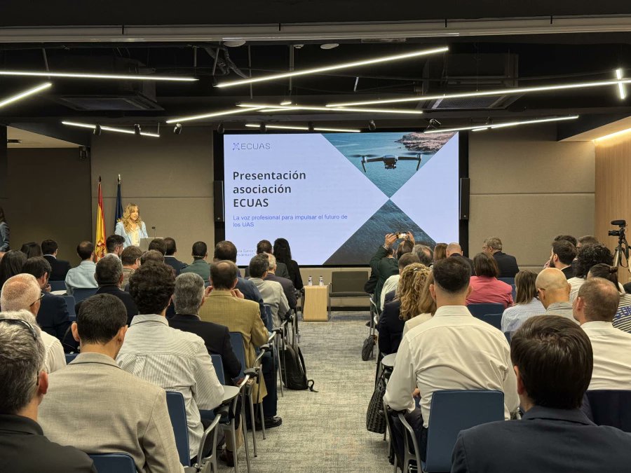 Atlascenteraero's tweet photo. 🛩️ Operadores, fabricantes y centros de ensayos con #UAS impulsan la nueva asociación #ECUAS, que nace para potenciar la profesionalización del sector, simplificar el marco normativo y facilitar el crecimiento de las empresas españolas en Europa.
➡️ https://t.co/cXzeMk8vU6 https://t.co/qAJJFnXOME