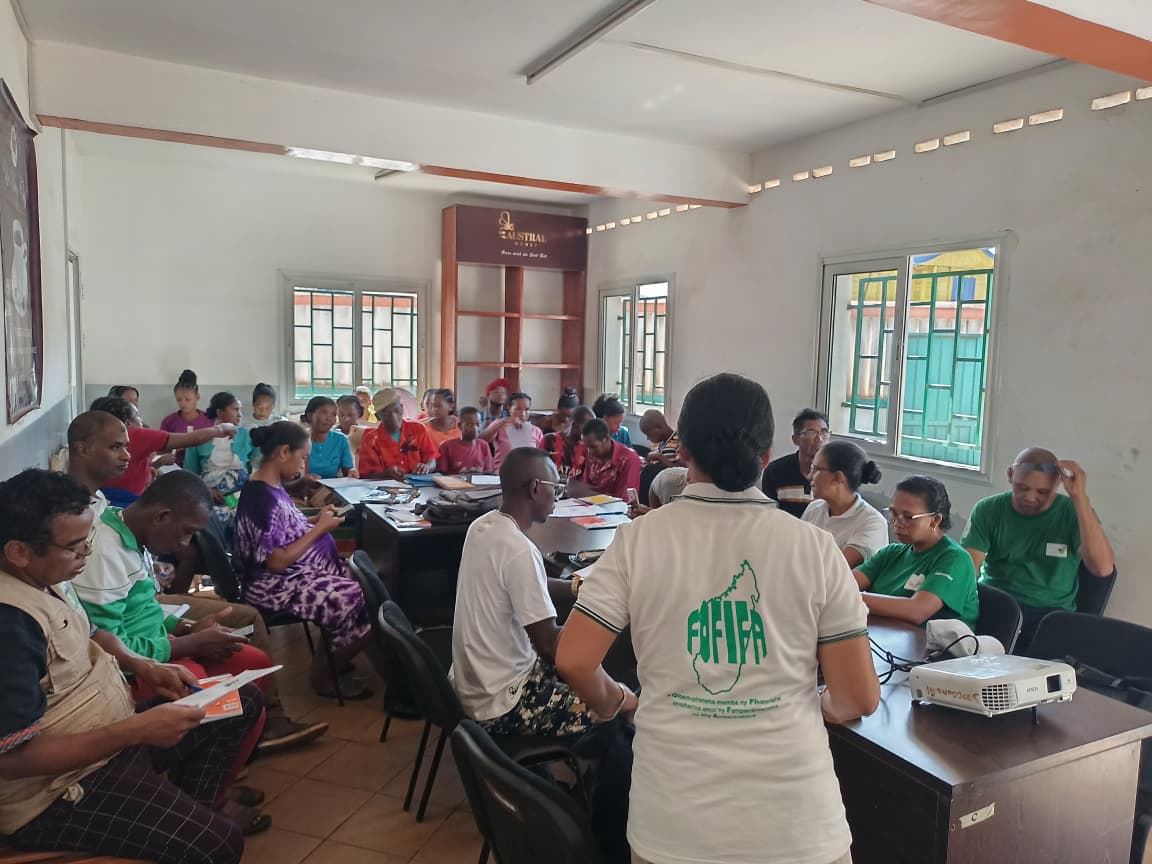 progrFIDAMada's tweet photo. A Madagascar, la production rizicole affiche jusqu’à 20 % de pertes post-récolte
💡 Réduire ces pertes de 10 % = +20 % de revenus pour les petits producteurs !

Le Programme DEFIS financé par @leFIDA et @AfricaRice agissent

👉 https://t.co/DYPBsrkzbu https://t.co/IDlk7yBSqw