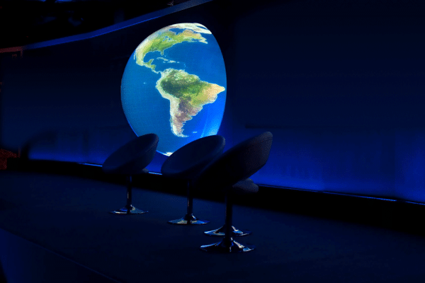 GooSystems's tweet photo. Projection doesn’t have to be flat.

Goo Systems created a rear projection surface inside a 2m hemisphere—fully immersive, clean visuals, no visible tech.

Rear projection = light passing through the surface, not bouncing off it.

Next-level design: https://t.co/XMU39MQyna https://t.co/yaY6OP4Bbu
