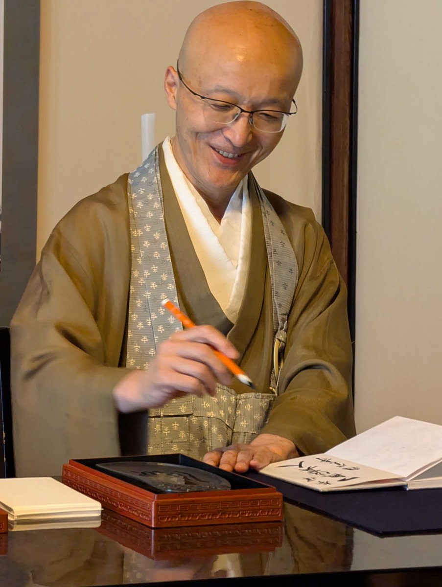 RYO_ReaL's tweet photo. 【円覚寺横田南嶺管長の直書き特別御朱印の日】
本日令和8年5月5日は、朝から1日、北鎌倉の円覚寺さんへお参りしました。

横田南嶺管長猊下が目の前で、御朱印帳に御朱印を書いてくださる特別な日です。
5月3日と今日の2日間でどちらも50名限定、つまり、年間100名だけの特別な御朱印です。
一昨日はホトカミのユーザーさんも7名ほど、お参りされていたようです。

今朝の管長日記を引用します。
「本日の午前中は、十時から大書院で御朱印を書かせていただきます。

少しお話でもしながら、御朱印を書いて差し上げたいと思っています。

五月の連休で御朱印を書くようにしたのは、ホトカミの吉田亮さんに教わったことであります。

私は禅語を選んでいただいてそれを書くようにしています。」
第1945回「寝る禅とイス坐禅」（令和8年5月5日）より
https://t.co/lXLNt9tDNm

2年前、修行僧の皆さん向けに講演させていただいた際、御朱印についてもお話しさせていただきました。
第1182回「熱意が道をきりひらく」（令和6年4月2日）
https://t.co/WyNbCC1TA6

これまで述べ2000名以上の神主さんやお坊さんに向けてお話しさせていただきましたが、こんな風に講演内容まとめてくださったのは初めてで感動したことを覚えています。

そして、その2ヶ月後のゴールデンウィークには早速、管長直書き御朱印の特別な日を企画されていました。今年で3年目です。

今日はほんの少しだけ、お手伝いもさせていただきました。

4種類の禅語のなかから、好きな言葉を選んで、目の前で書いていただけます。
その禅語の解説プリントも用意されていました。そのプリントを最後にお渡しさせていただきました。

「毎朝、Youtubで管長日記を聞いています！」
「最近、こんなことがありました。」など、お話しされる方もいれば、
横田老師の筆の動きをじっと見つめ、書き終わると同時に笑顔で感謝をお伝えされる方など、
同じ空間をご一緒できて、感動でした。

きっと一生に一度のような宝物のような時間だったのではと思います。

私も最後に、今回だけの特別な御朱印を書いていただきました。
目の前で書いていただいた筆の動き、その感動が鮮明に思い出せるほど、見入ってしまいました。
※特別御朱印はSNSは禁止とのことで、写真は非公開。

2年前から、円覚寺さん専用御朱印帳を用意して、お参りするたびに御朱印をいただいていました。

今回で御朱印帳の裏表がすべて埋まりました。
全部埋まると達成感ありますね！

御朱印のあとは、お昼ご飯をいただき、国宝の舎利殿を拝観しました。

そのあとは、如意庵さんでお茶とお菓子をいただきながら、
「はじめてのひとにおくる般若心経（著者: 横田南嶺老師）」を久しぶりに読みました。

出版された2年前ぶりに読みました。
当時は文字だけを読んで理解しようとしていましたが、この2年間の円覚寺さんでのイス坐禅、寝る禅、布薩や全国の神社やお寺にお参りしてきた経験がつながり、より一層、納得しながら読み進められました。

私は常に何かひとつはテーマをもって、頭の片隅でかんがえたり、調べたり、試しながら生活しています。
なぜか1日円覚寺さんで過ごしていると、「あ、これだ！」と次の一歩が見えてくることが多いです。
直接的な答えではないのですが、「あ、これか！」となるのです。

今日もそんな1日を過ごさせていただきました。

ありがとうございます。
※御朱印書いていただいている写真は昨年のものです

#円覚寺
#ホトカミ
#御朱印