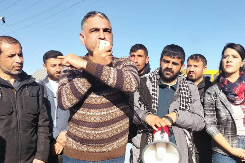 evrenselgzt's tweet photo. 🔴Mehmet Türkmen cezaevindeki sorunları dile getirdi, hücreye atıldı

BİRTEK-SEN Genel Başkanı, tutuklu bulunduğu Gaziantep E Tipi Cezaevi’ndeki sorunları ve hasta tutukluların durumunu kamuoyuna duyurduğu mektubunun ardından başgardiyanlar tarafından kolu ters çevrilerek hücreye konuldu

https://t.co/XEyA5i1EjY