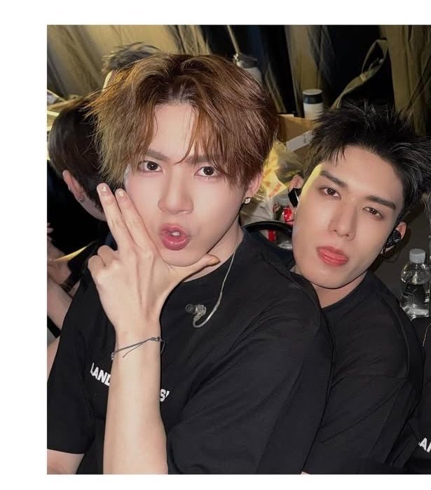 : จำมือกลองคนที่ส่งให้ดูได้ป่ะ คอนที่ผ่านมาที่บอกว่าเค้าหล่อมาก ตรงสเปค เออนั่นแหละ ปกติเวลาลงรูปเค้าจะลงรูปสมาชิกในวงกับฟคไรงี้ แต่วันนี้เค้าลงรูปน้องผู้ชายน่ารักคนนึงกำลังนั่งตักเค้าอยู่ แล้วแคปชั่นคือ  "พี่รักอ้วน" 🫠🫠 ว่าละทำไมวันคอนพี่แกยิ้มเยอะผิดปกติ แฟนมาดูนี่เอง