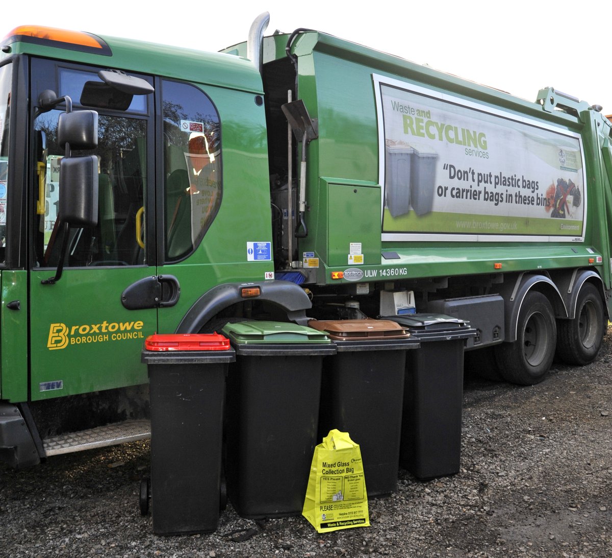 broxtowebc's tweet photo. We’re currently experiencing technical issues that are causing delays to the printing and delivery of garden waste stickers. 

If you’ve already paid but not yet received your sticker, please continue to put your bin out for collection and it will be collected. 

Thank you. https://t.co/lNDpoCssX2