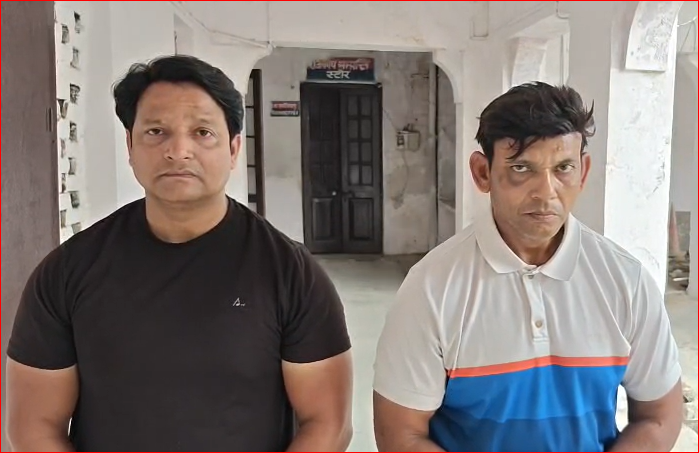 hindipatrakar's tweet photo. यूपी- एक हिंदू महिला ने बरेली का Ultimate Gym ज्वाइन किया. अकरम और आलम ने प्री-वर्कआउट के लिए बनाये उसके ड्रिंक में नशीला पदार्थ मिलाया और जब महिला ने होश खो दिया तो उससे गैंगरेप किया. रेप करते हुए का वीडियो भी बनाया. 

वीडियो के बूते महिला को कई बार रेप किया गया. फिर 50 लाख रूपये एक्सटॉर्शन भी मांगी. केस दर्ज होने के बाद पुलिस ने दोनों आरोपियों को गिरफ्तार किया है.