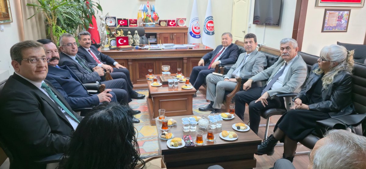 dmssendikasi's tweet photo. 📍 TÜRKİYE İTTİFAKI PARTİSİ’NDEN GENEL MERKEZİMİZE ZİYARET

Türkiye İttifakı Partisi Genel Başkanı Ferhat Yılmaz, Genel Başkan Yardımcısı Kenan Haluk Baytemur ve beraberindeki heyet, Genel Merkezimizi ziyaret etti.

Gerçekleştirilen ziyarette misafirlerimizi; Genel Başkanımız Tuncay Cengiz, Genel Sekreterimiz Ahmet Sağlam, Genel Başkan Yardımcılarımız Vecdi Yanbaz ve Kemal Duman ağırladı.

Çalışma hayatı ve bağımsız sendikacılığın önemi üzerine fikir alışverişinin yapıldığı ziyarette, memurlarımızın ve emeklilerimizin yaşadığı sorunlarla ilgili de görüşler paylaşıldı.

Devlet Memurları Sendikası
Genel Merkez Yönetim Kurulu