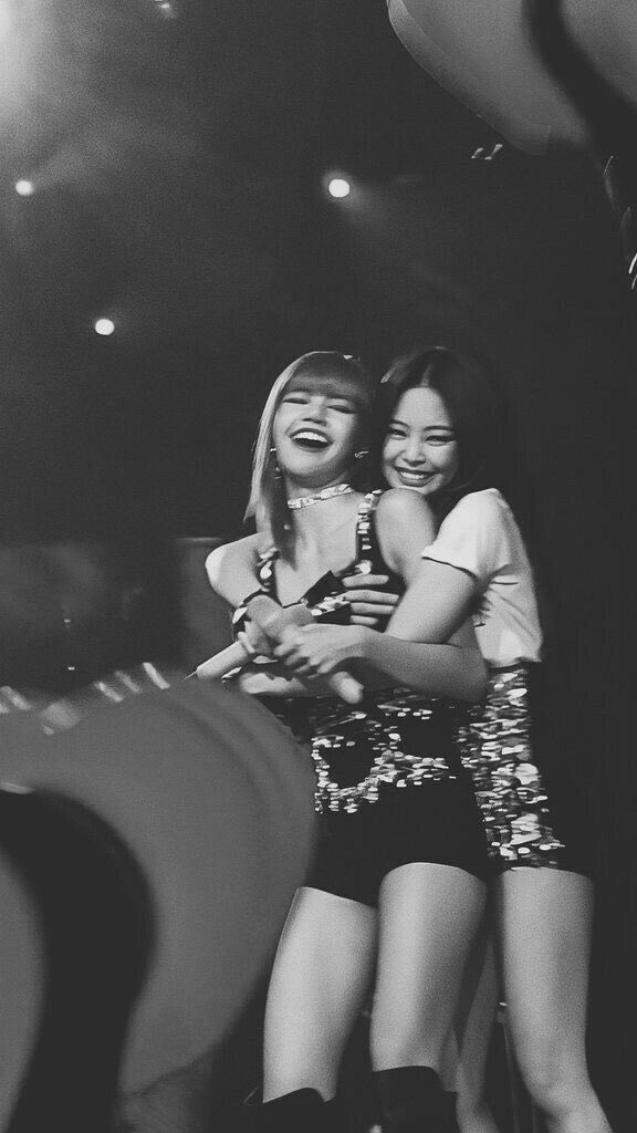 0kanni's tweet photo. Ellas dos te darían una abocetada. https://t.co/ykaoePQowD