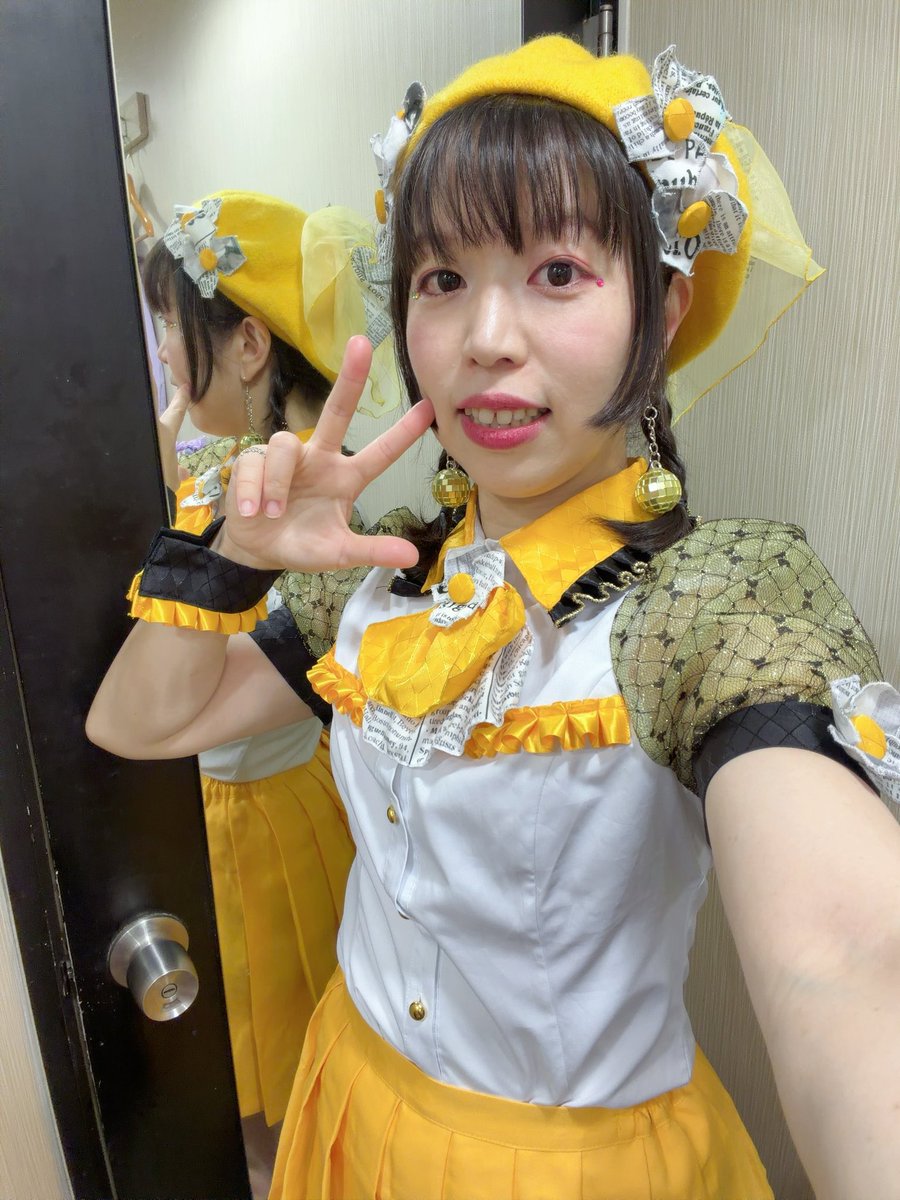 お衣装💛
タイムズ衣装のスカートを黄色のプリーツにアレンジ。
あまりに自然すぎて変えてることに気づかれないくらいな気がする🤣

次回タイムズからソロは別の衣装になります。
タイムズお衣装お披露目期終わり。
OAだけ着てるとチェキこれで撮れないからね。