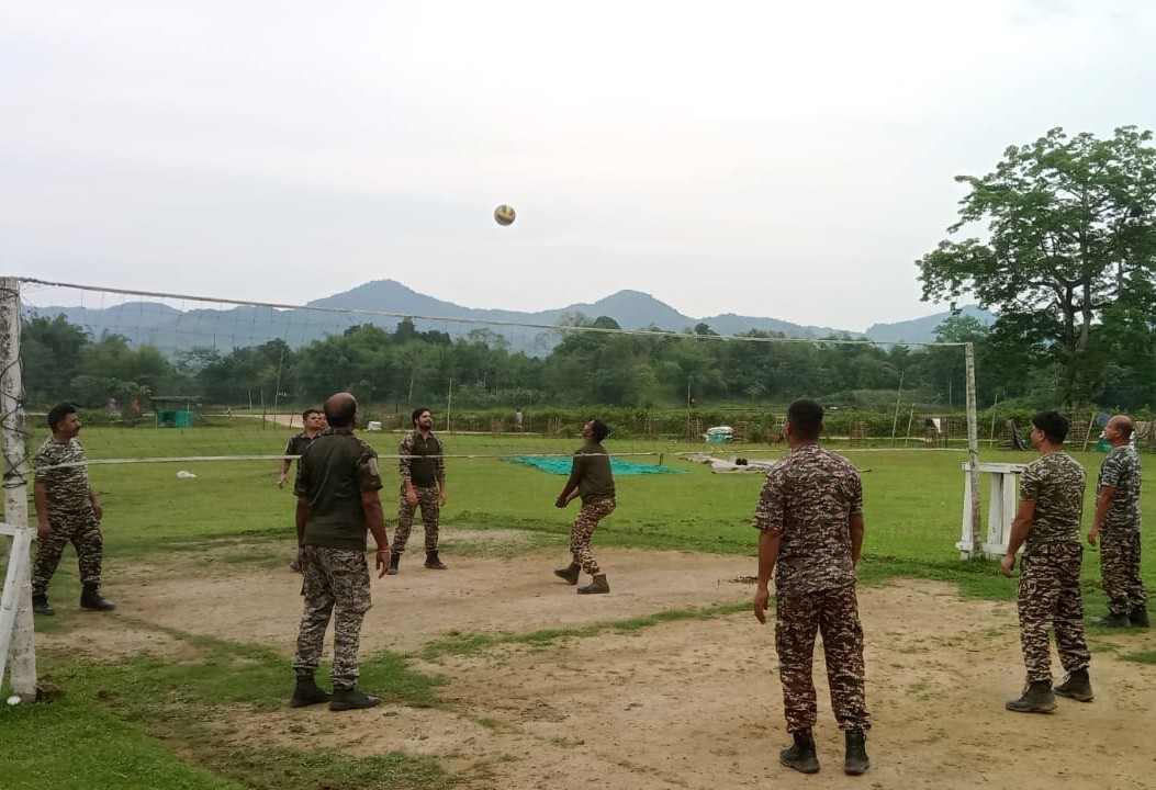 2Diphu's tweet image. CRPF jawans of 20 Bn Jiribam, Manipur, play indoor &amp;amp; outdoor games to unwind &amp;amp; boost team spirit! Fitness &amp;amp; fun🏸🏐 #CRPF #Jiribam #TeamBuilding #StressRelief