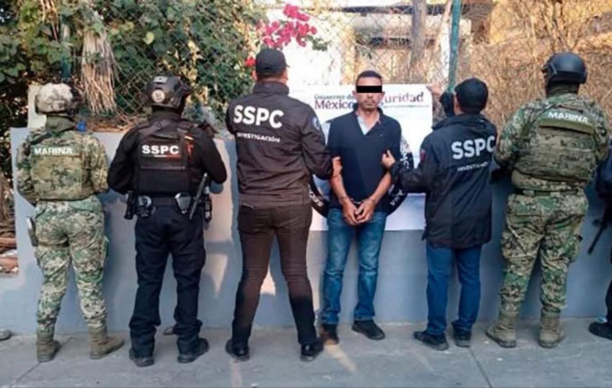 eldatomx's tweet image. 🚨🚤 Detienen a presunto jefe de plaza del Cártel Jalisco Nueva Generación en Manzanillo.

El sujeto, apodado “El Chuky”, fue capturado en un club de yates mediante un operativo con drones y rastreo en tiempo real.

#Colima #Seguridad #CJNG