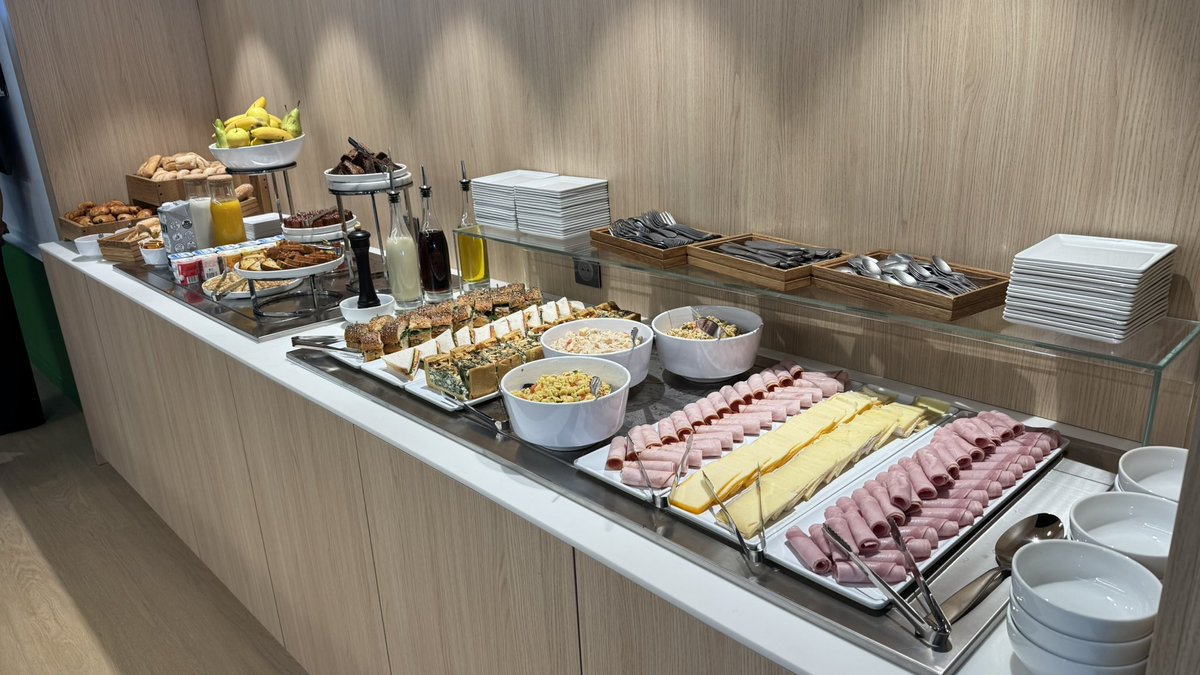 flight_report's tweet photo. Avant-première ✈️ : @transaviaFR ouvre demain son 1er salon à Paris-Orly 2 (portes C) pour les vols domestiques 🇫🇷.

114 places, offre de restauration froide + boissons dont vins 🍷.

Accès gratuit pour les MAX &amp; Flying Blue Platinum/Ultimate, 20€ pour les Gold, sinon 40€. https://t.co/2kUErTGFz0