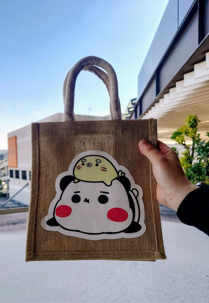 maru222shigure's tweet photo. 何故か名古屋にいたうちのコと合流し
パンダさん工房様のブースへ……
念願のトートバッグ入手🥹
他の新作グッズも可愛くてたまらん🥰

#パンダさん工房
#名古屋クリエイターズマーケット https://t.co/iCQSafLn5d