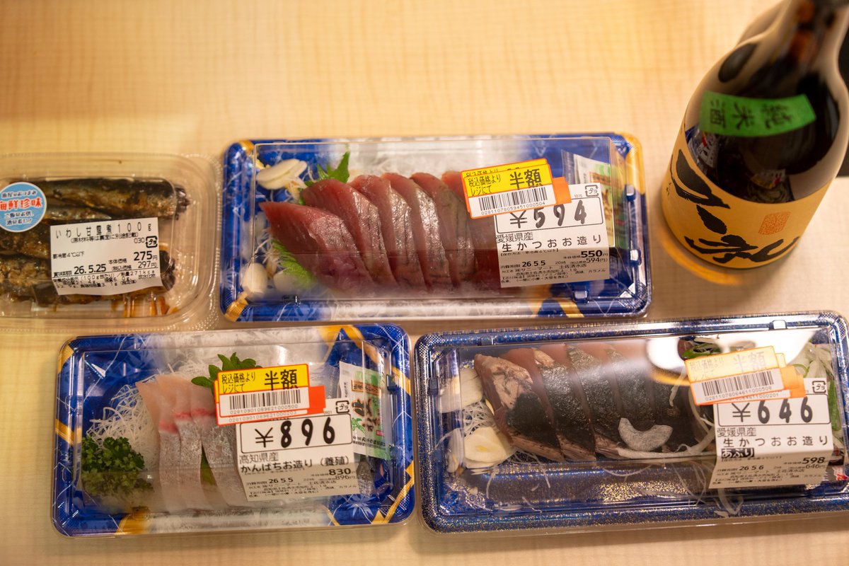 s_mizutani1003's tweet photo. 高知旅行2日目、地元のスーパーで入手した刺身と日本酒をキメる
半額の値引品だしどうかな、と思ってたが、どれを食べても旨み爆発、カンパチなんか身がゴリッゴリに締まってて、京都で結構なお金出しても食べられないレベルに、半額値引きシールが貼られている格差に泣けてくる。
旨すぎ。あと安すぎ https://t.co/68aiHDdfjf
