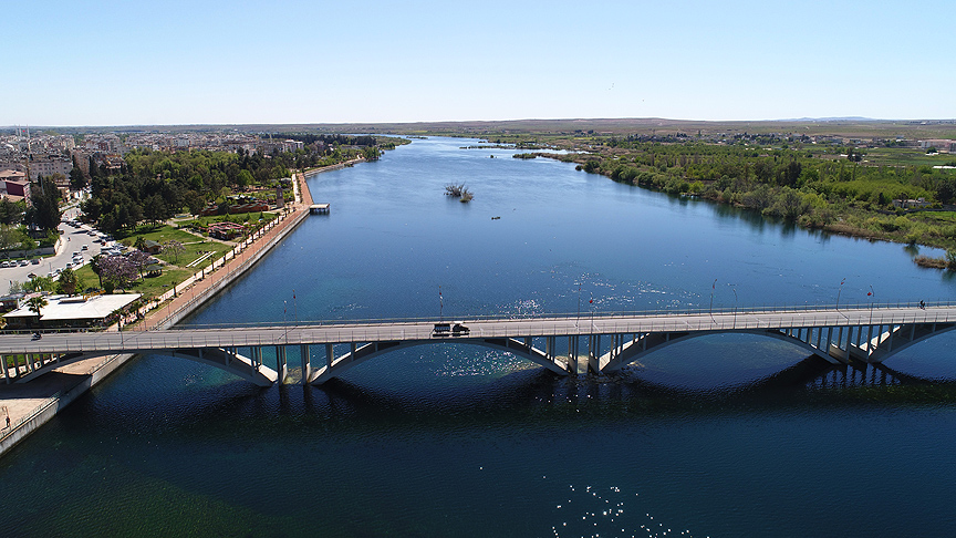 etginlik's tweet photo. İngiltere'deki Thames Nehri ile Türkiye'deki Fırat Nehri karşılaştırıldı. https://t.co/ohHGYECpD8
