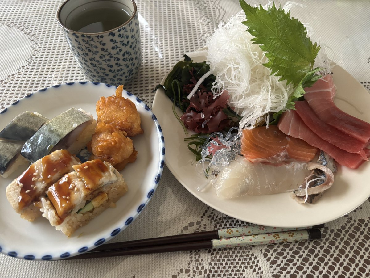 0458Ruui's tweet photo. お茶会開催ありがとうございます
ハッピーバースデーマイブラザーな海鮮ランチと簡単組み立てケーキで参加させていただくます。
 #あわいの民エアお茶会 https://t.co/nhQsMXkZLu