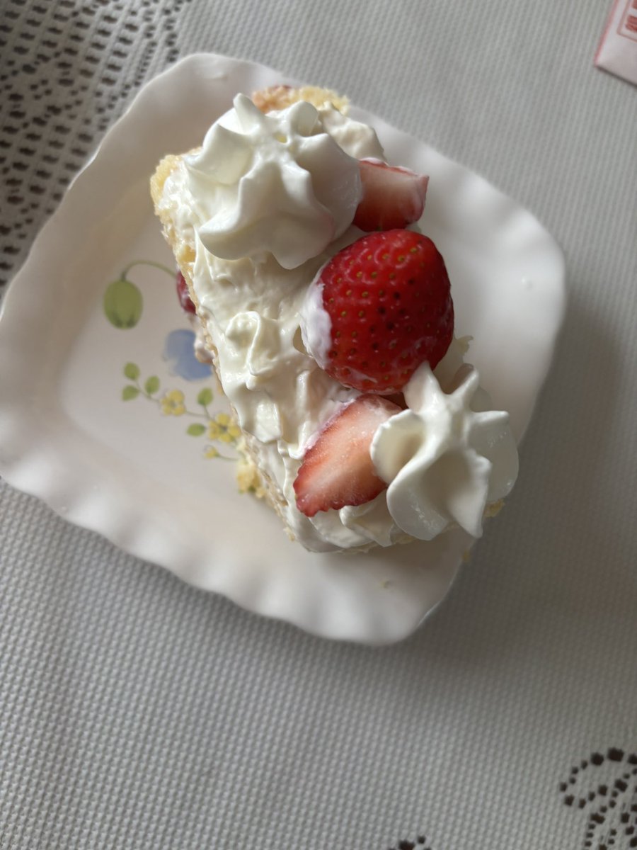 0458Ruui's tweet photo. お茶会開催ありがとうございます
ハッピーバースデーマイブラザーな海鮮ランチと簡単組み立てケーキで参加させていただくます。
 #あわいの民エアお茶会 https://t.co/nhQsMXkZLu