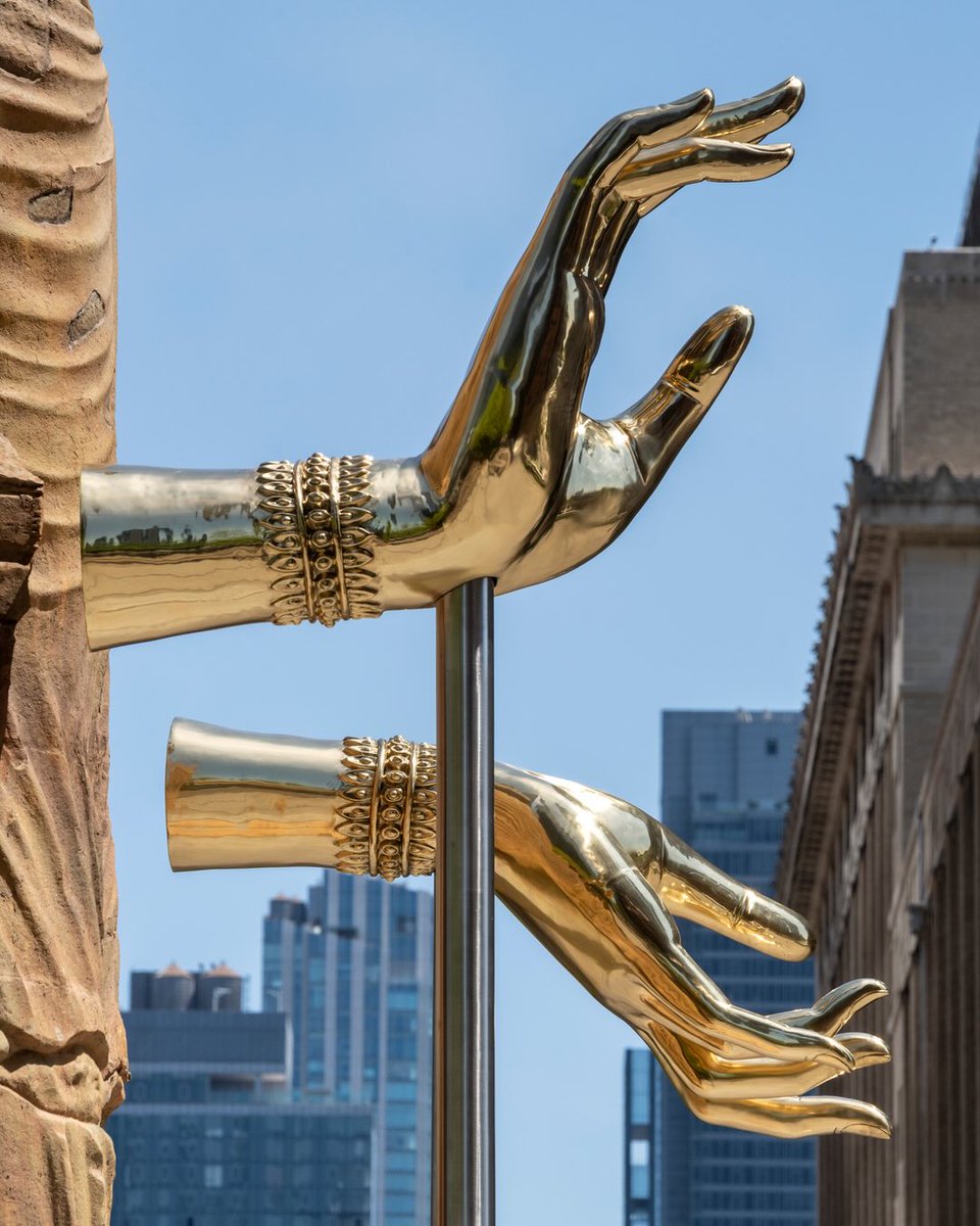 artribune's tweet photo. La nuova scultura visibile sulla High Line di New York è di Tuan Andrew Nguyen. Questa imponente scultura in pietra arenaria di 27 piedi, omaggio ai Budda di Bamiyan, è un potente commento sulla perdita culturale e comunitaria https://t.co/L0V4UW8FHR
