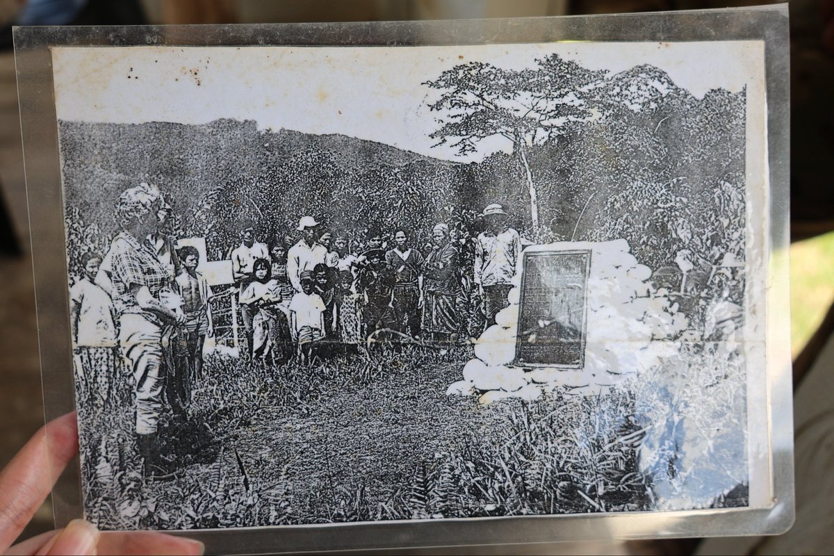 UKDefMalaysia's tweet image. The team hiked to the Trusan Valley Memorial Site in Long Merarap, honouring 9 servicemen who lost their lives here on 4 May 1963 during the Borneo Confrontation. A short service of remembrance was led by the ADA, WO2 Celia Van Der Merwe.

#Lestweforget
