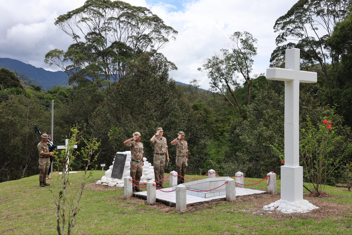 UKDefMalaysia's tweet image. The team hiked to the Trusan Valley Memorial Site in Long Merarap, honouring 9 servicemen who lost their lives here on 4 May 1963 during the Borneo Confrontation. A short service of remembrance was led by the ADA, WO2 Celia Van Der Merwe.

#Lestweforget