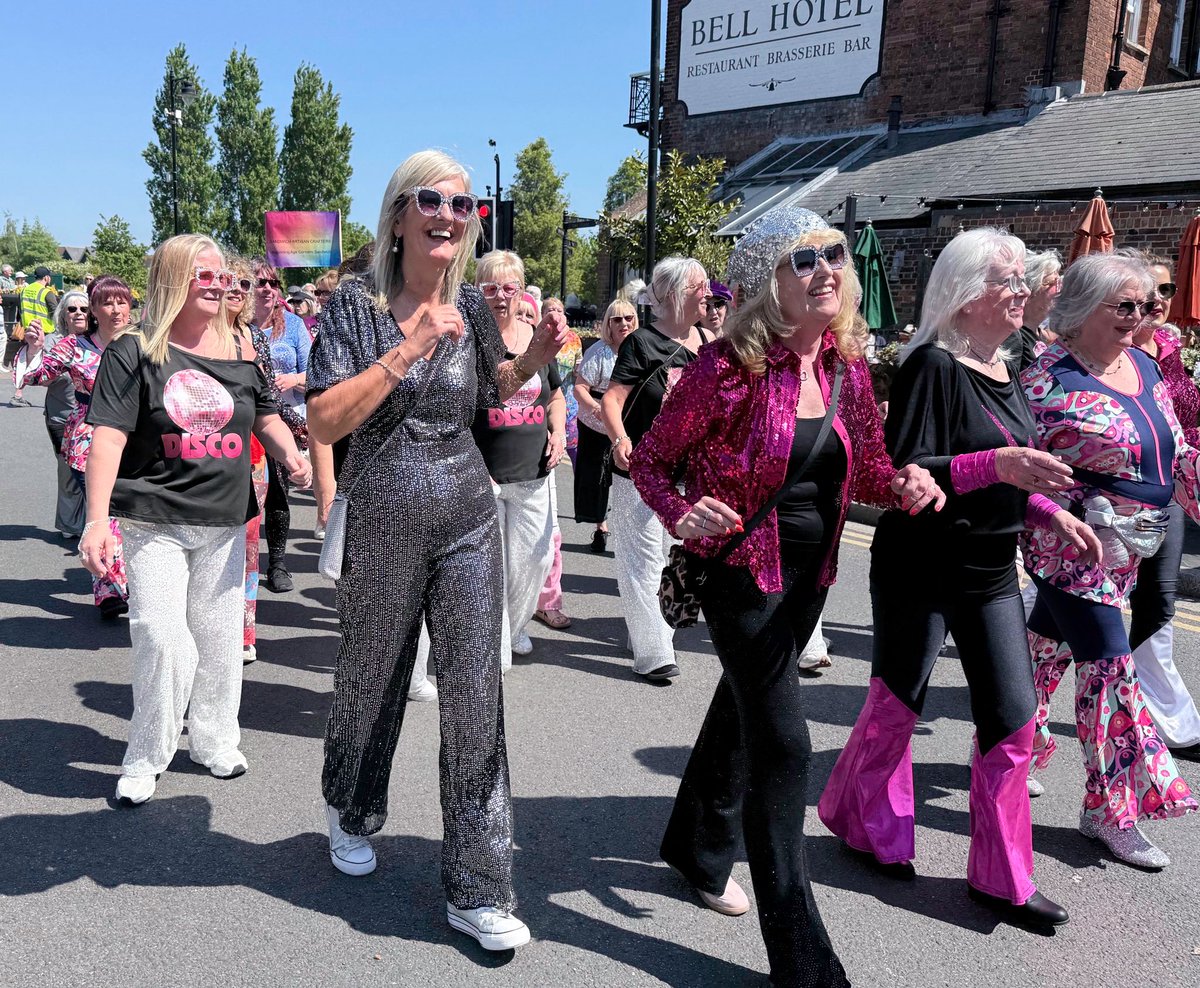 CommunityAd's tweet image. Sandwich has celebrated an incredible milestone, 800 Years of Mayors, and the town turned out in force to mark the occasion.
Around 400 people joined the huge community pageant, with music, costumes, local groups and cheering crowds filling the streets 
#Sandwich #Kent