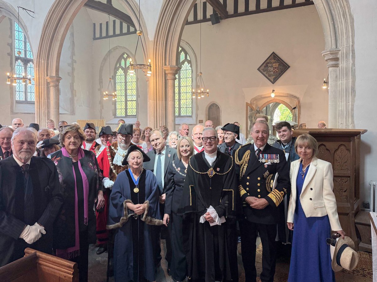 CommunityAd's tweet image. Sandwich has celebrated an incredible milestone, 800 Years of Mayors, and the town turned out in force to mark the occasion.
Around 400 people joined the huge community pageant, with music, costumes, local groups and cheering crowds filling the streets 
#Sandwich #Kent