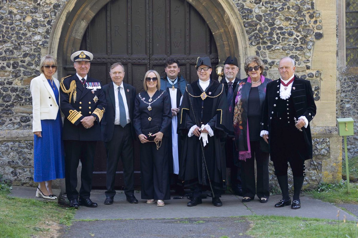 CommunityAd's tweet image. Sandwich has celebrated an incredible milestone, 800 Years of Mayors, and the town turned out in force to mark the occasion.
Around 400 people joined the huge community pageant, with music, costumes, local groups and cheering crowds filling the streets 
#Sandwich #Kent