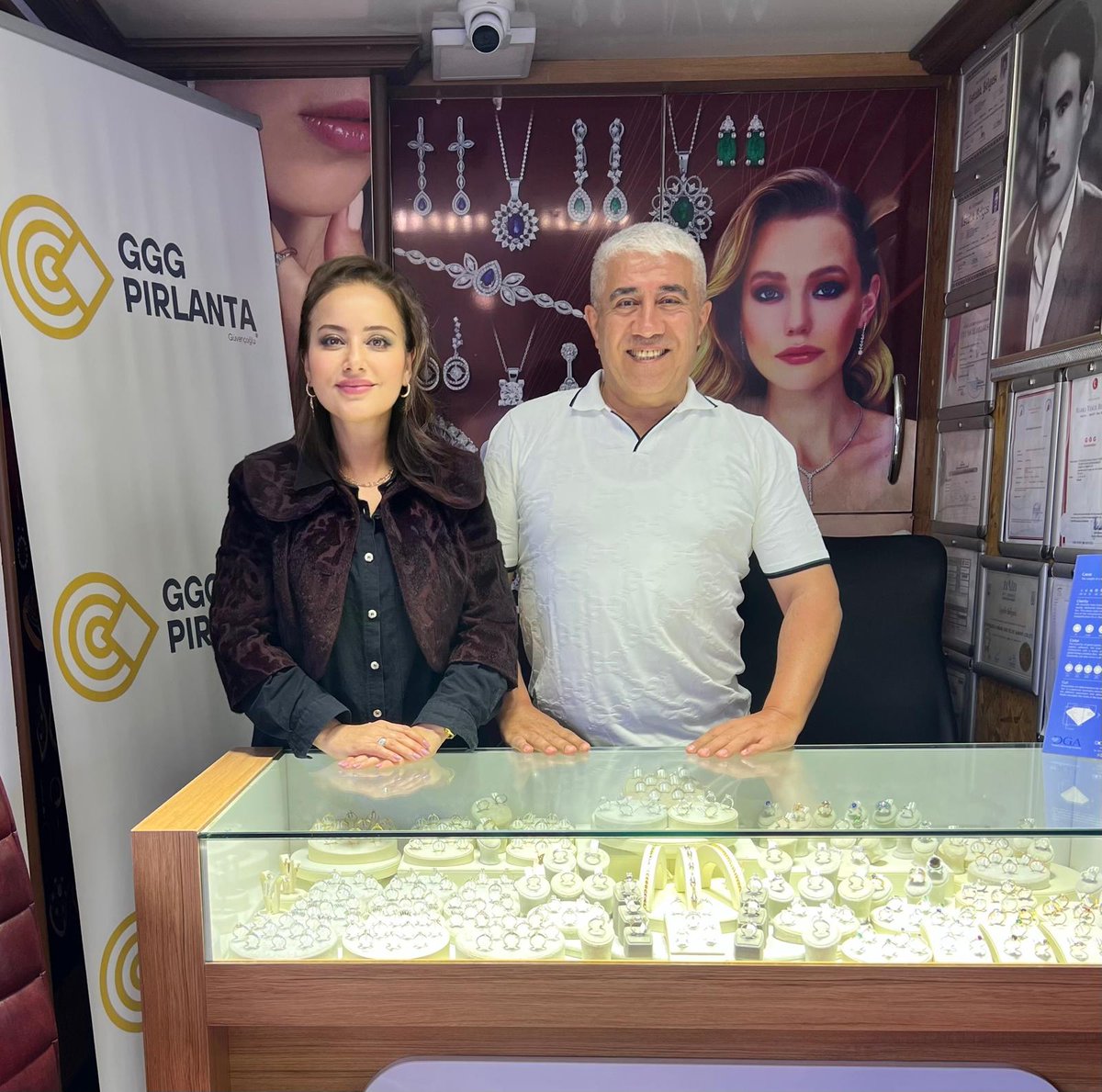 halilguvenbas07's tweet photo. Türk Mermer Maden Vakfı Başkanı, değerli dostumuz Leyla Liman Oruç hanımefendiyi mağazamızda ağırlamaktan memnuniyet duyduk.

Nazik ziyaretleri ve tercihleri için teşekkür eder, iş birliğimizin devamını dileriz. https://t.co/seIUi7bpFH