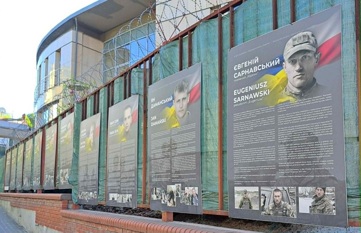 penas_alvaro's tweet photo. Exposición en la valla del Consulado General de la República de Polonia en Leópolis titulada «Era polaco, ciudadano de Ucrania».
En la lona se han impreso los nombres, las fotografías y las biografías de los polacos caídos en la lucha contra los agresores rusos. https://t.co/UZilYQRTLw