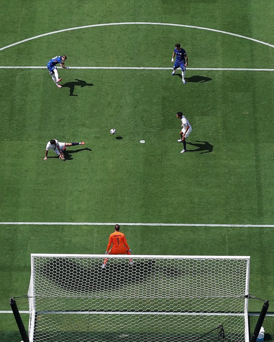 Wesley_cfc1's tweet photo. This picture alone is bigger than Bruno Fernandez career https://t.co/ZDjeHRTFNr
