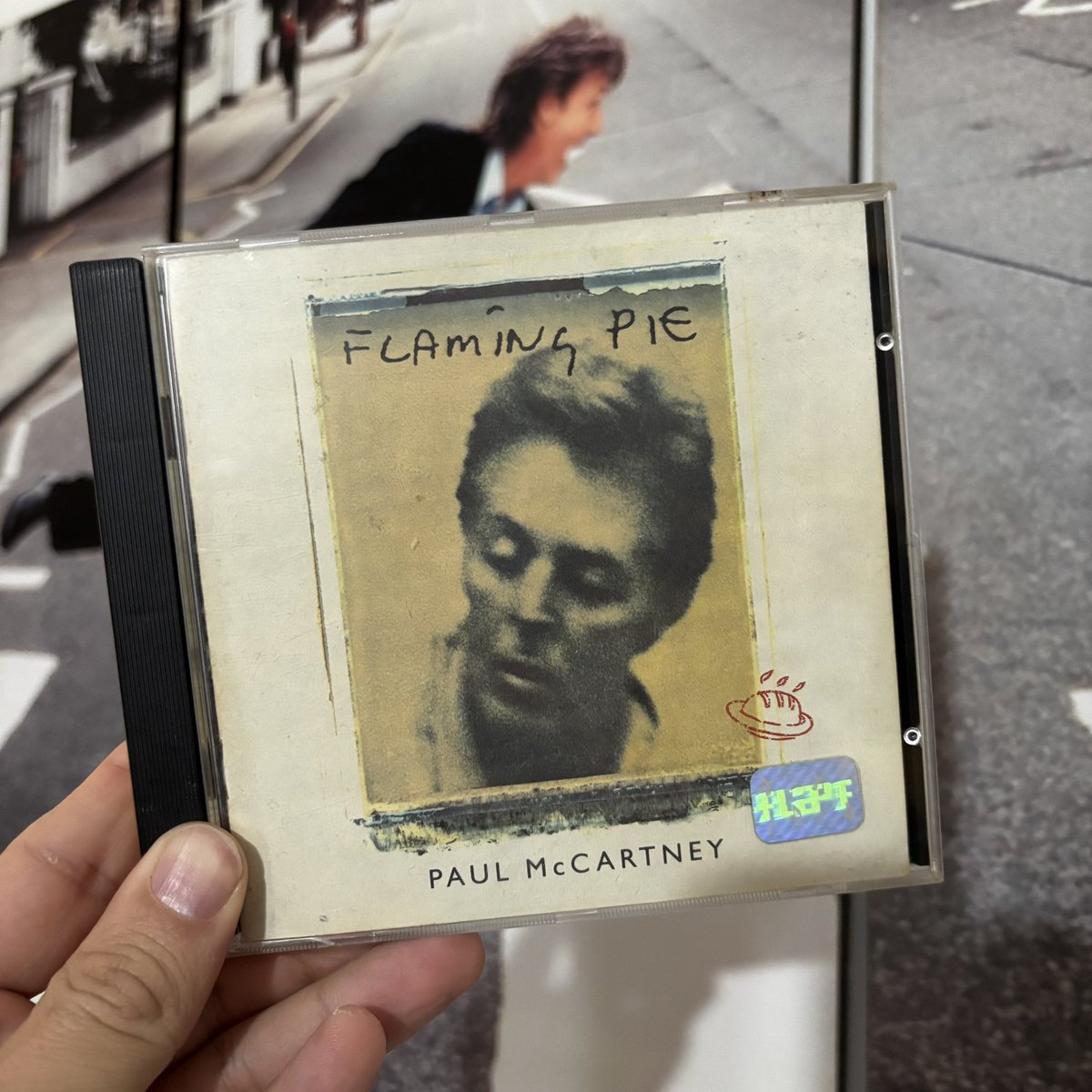 calicoradio's tweet photo. ♨️ Feliz cumple para un discazo: FLAMING PIE. De marcada influencia beatle (post Anthology) contiene clásicos como Young Boy, Beautiful Night y las gemas Souvenir, Heaven On A Sunday. Ah, y CALICO SKIES 😉 El último con Linda. Mítico. https://t.co/MKObFk7aGU