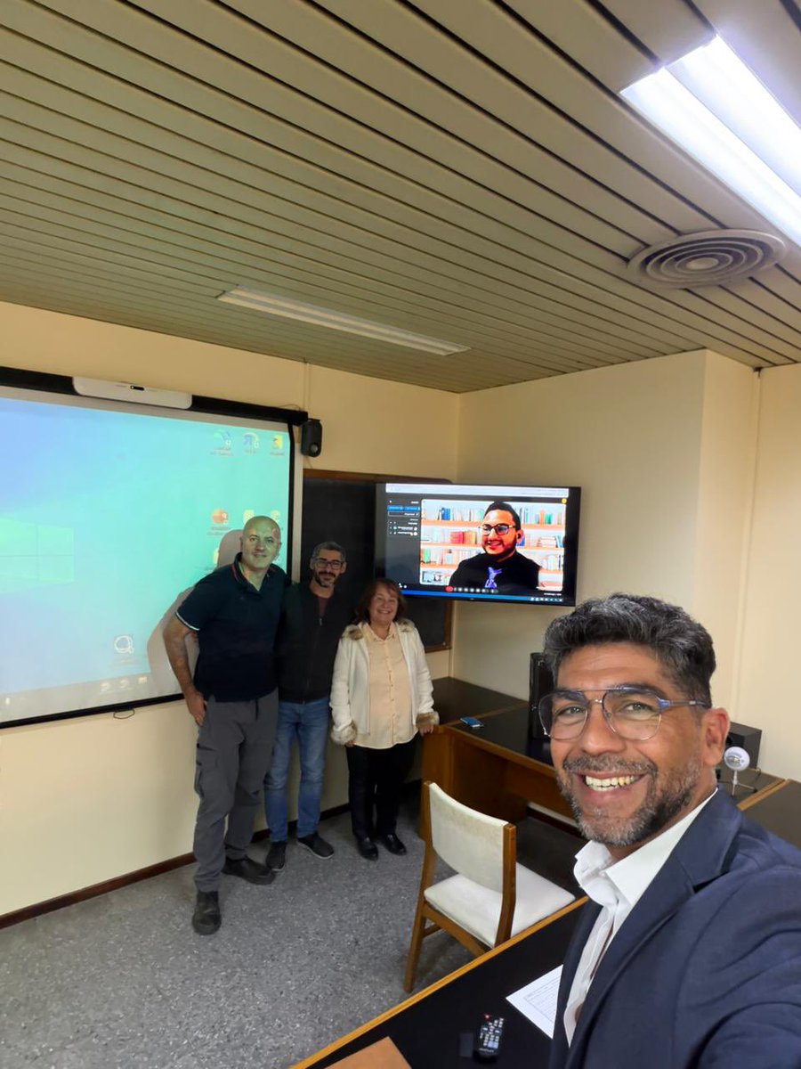 IEE_UNSJCONICET's tweet photo. Felicitamos al Ing. Joffre Constante, becario de Ecuador del programa DAAD, por la defensa de su tesis doctoral, dirigida por la Dra. Ing. Graciela Colomé, referente académica y científica de nuestro Instituto. https://t.co/QHcLz0qP5A