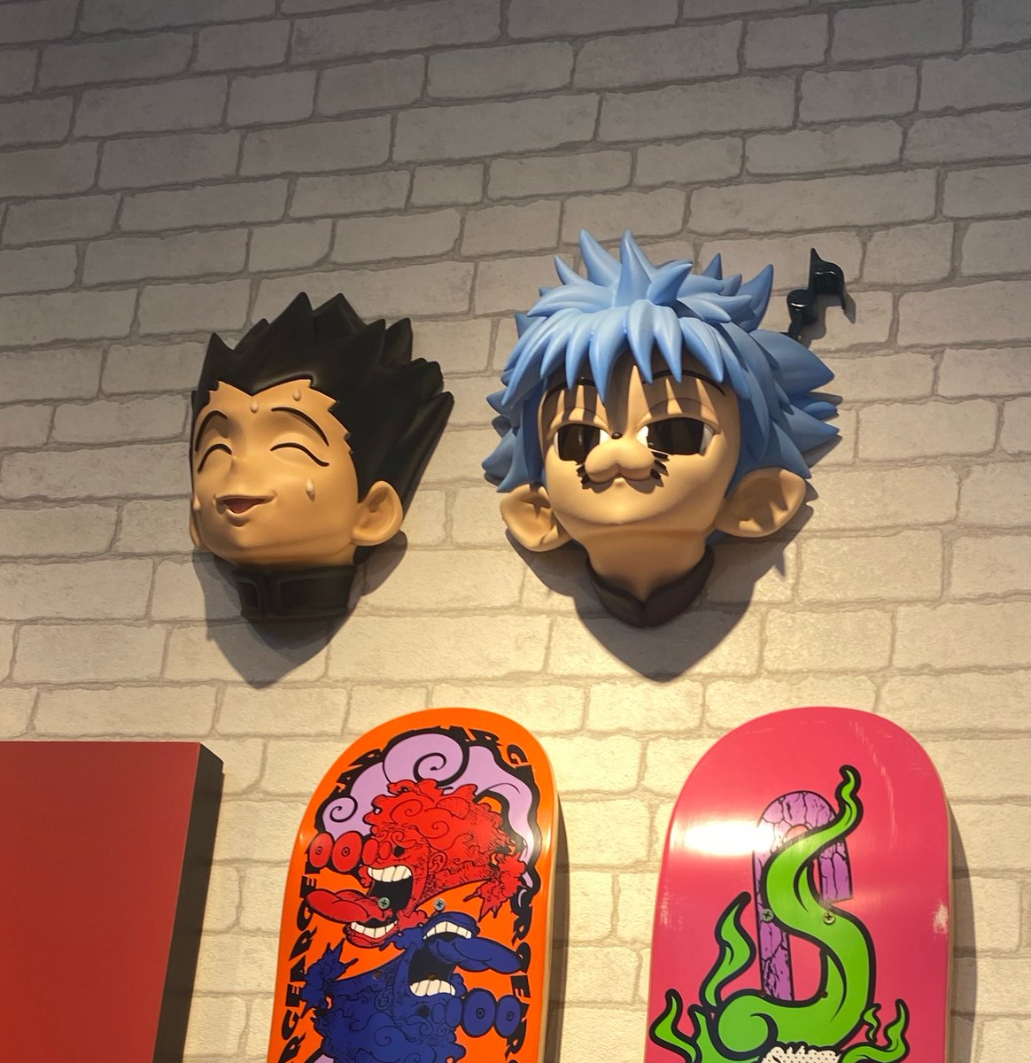 k42wKKihKBGTvXv's tweet image. ゴンとキルアも店内で見守ってくれています！

#HUNTER×HUNTER #ハンターハンター