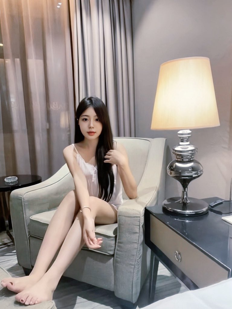 xiaohan99XH's tweet photo. 你小子最好看的不是我的脚！ https://t.co/WN4Bv6JWAl