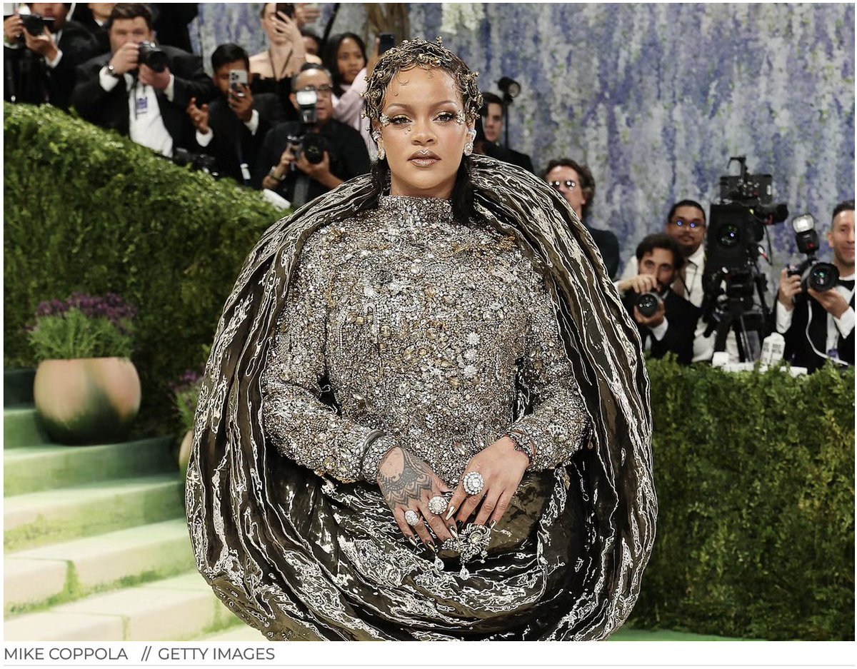 lead_herlines's tweet image. The carpet didn’t close, 
it waited.
Rihanna arrives late to the Met Gala, reminding everyone: timing is power when you are the moment.
#Rihanna #RedCarpet #METGala