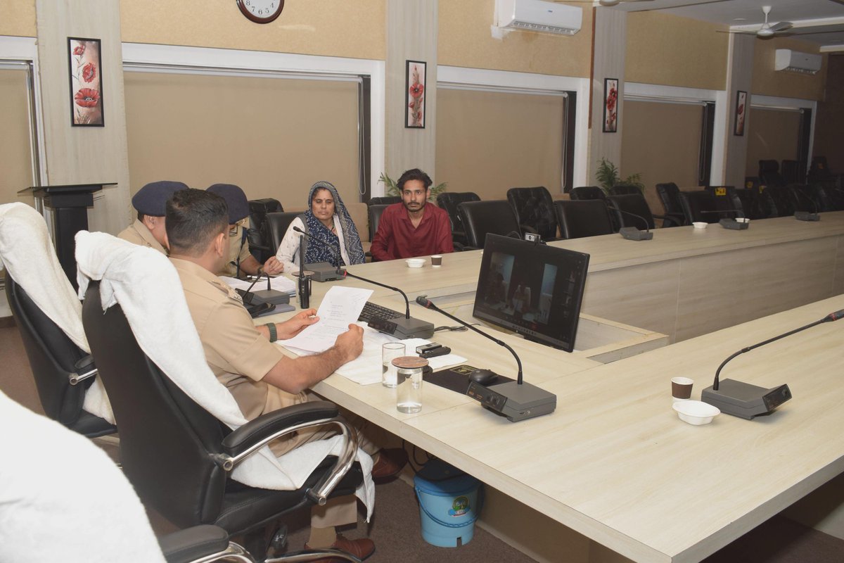 SP_DHAR_MP's tweet photo. धार के नवागत पुलिस अधीक्षक श्री सचिन शर्मा (भा.पु.से.) ने आज पदभार ग्रहण करते ही आमजन की समस्याएँ सुनने हेतु जन सुनवाई की। संबंधित अनुविभागीय अधिकारियों एवं थाना प्रभारियों को त्वरित कार्यवाही के निर्देश दिए गए। https://t.co/672GyC1me0