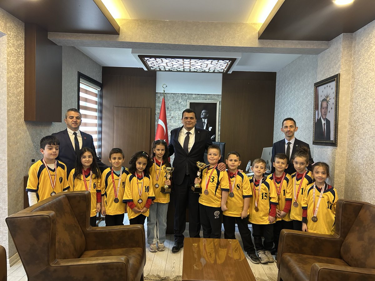 DevrekaniG's tweet photo. Yunus Emre İlkokulu öğrencilerimiz, akıl ve zekâ oyunları ile satranç alanında elde ettikleri önemli başarıların ardından Kaymakamımız Sayın Umut Pazarcı’yı makamında ziyaret etti. https://t.co/Gg4wunMyKn