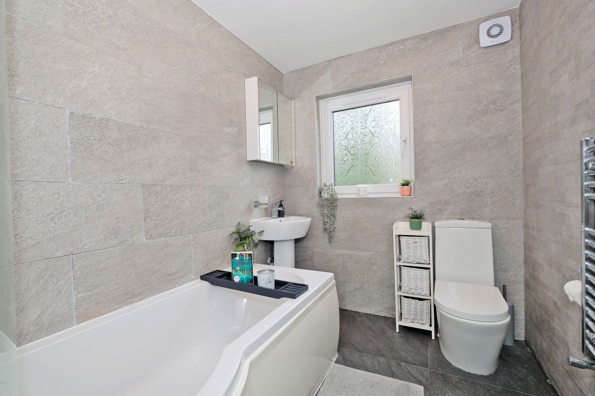 PeterkinsNews's tweet image. 🔑 26 Auchmill Terrace, Bucksburn, Aberdeen AB21 9LF 💷 *PRICE REDUCTION* Offers over £130,000 (£10K Below HRV) 🏠 Spacious Two Bed End-Terraced Dwellinghouse
 
More info: peterkins.com/property/26-au… 

To view:
📱 01224 428100
💻 propcen@peterkins.com

#Aberdeen #Bucksburn #ForSale