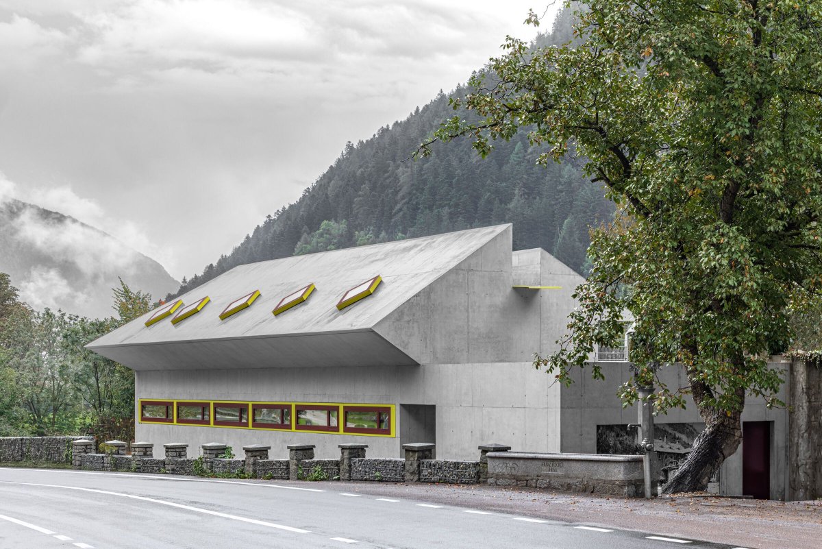 Archello's tweet photo. bergmeisterwolf shapes a compact staff house as a precise response to infrastructural pressure using OSB-lined interiors, bold colour referencing traffic systems, and a sculptural gutter that turns drainage into form.
https://t.co/UwrXCrhcbk 

#MaterialLogic #AdaptiveArchitecture https://t.co/5JR8AClROy