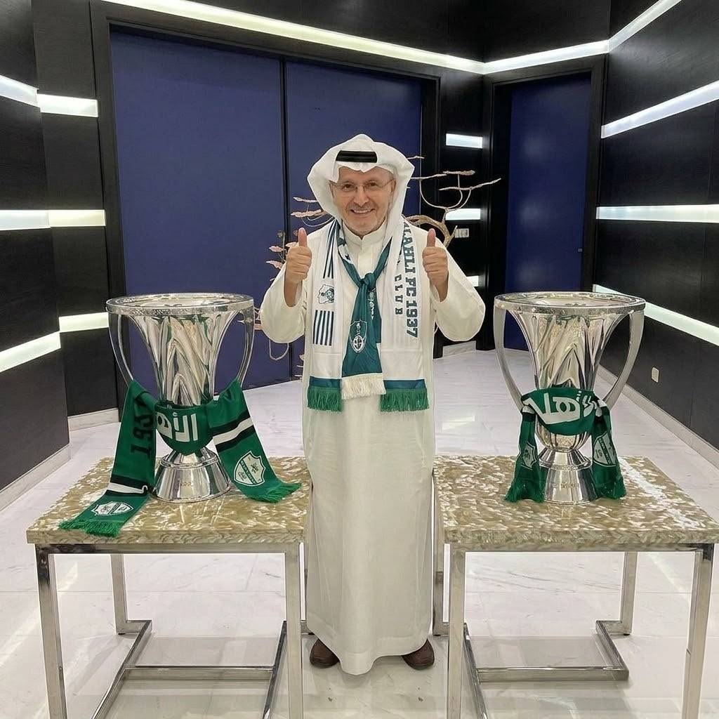 AaleAlessi's tweet photo. حفظك الله يابو فيصل الله يديم الأفراح 💚
صوره مليئه بالعشق والفرح .. https://t.co/gLtNzku6jD
