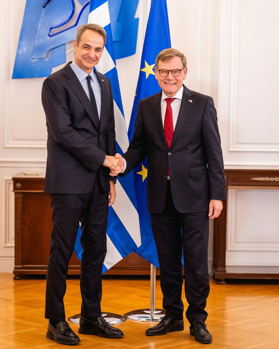 GermanyinGreece's tweet photo. 🇬🇷🤝🇩🇪 Mαζί για μια ισχυρή Ευρώπη
@AussenMinDE @AuswaertigesAmt 
@PrimeministerGR @GreeceMFA https://t.co/VjW0XwFgEA