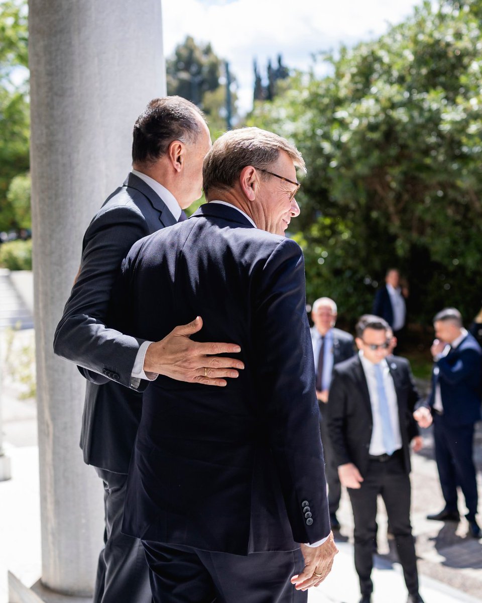 GermanyinGreece's tweet photo. 🇬🇷🤝🇩🇪 Mαζί για μια ισχυρή Ευρώπη
@AussenMinDE @AuswaertigesAmt 
@PrimeministerGR @GreeceMFA https://t.co/VjW0XwFgEA