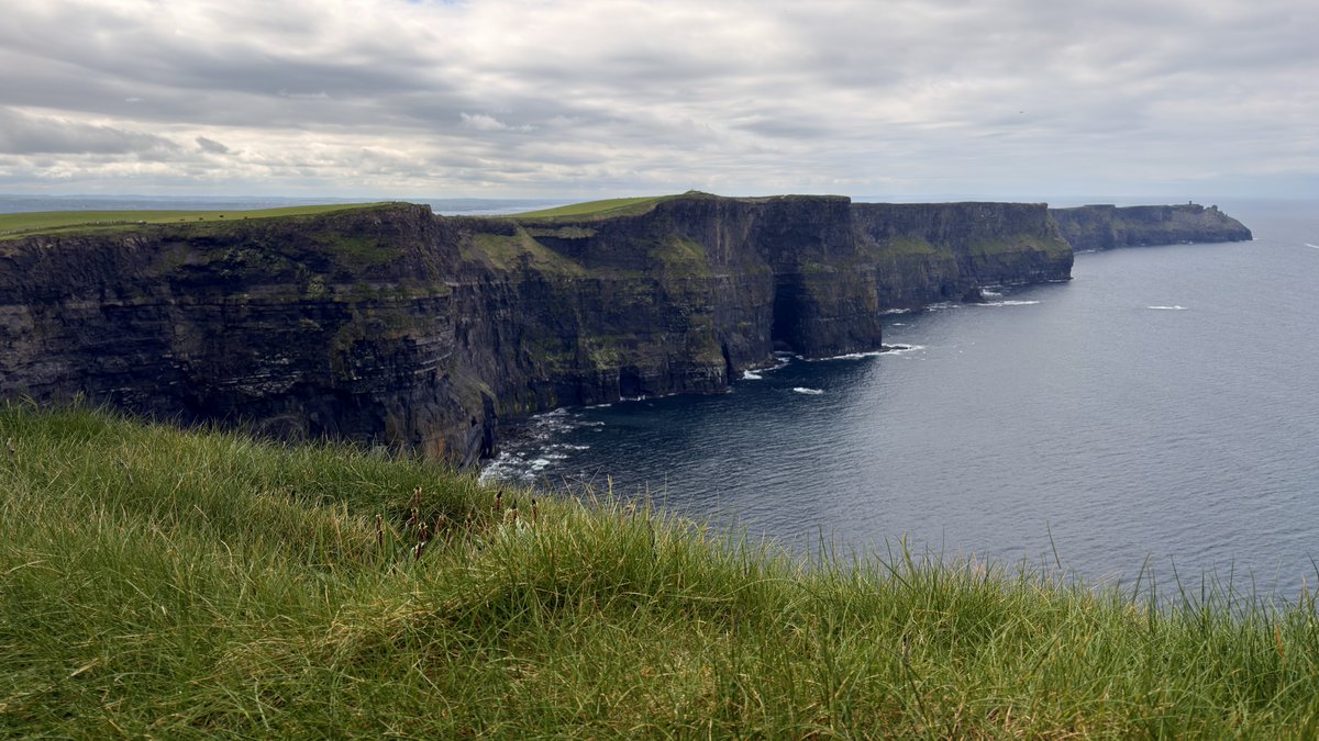 imleonardoso's tweet photo. Como pode algo assim existir? ⛰️🏞️
#CliffsofMoher https://t.co/PGSdQqShYj