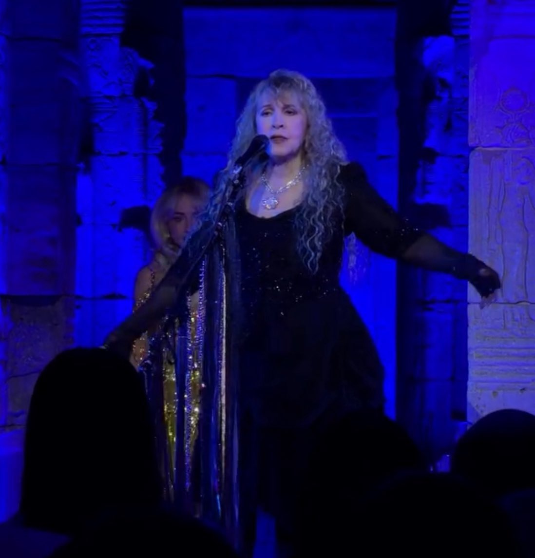 _flowernthevine's tweet photo. This is just an appreciation post for Stevie’s emotional support mic stand. 💕 https://t.co/M6mgD0AnS0