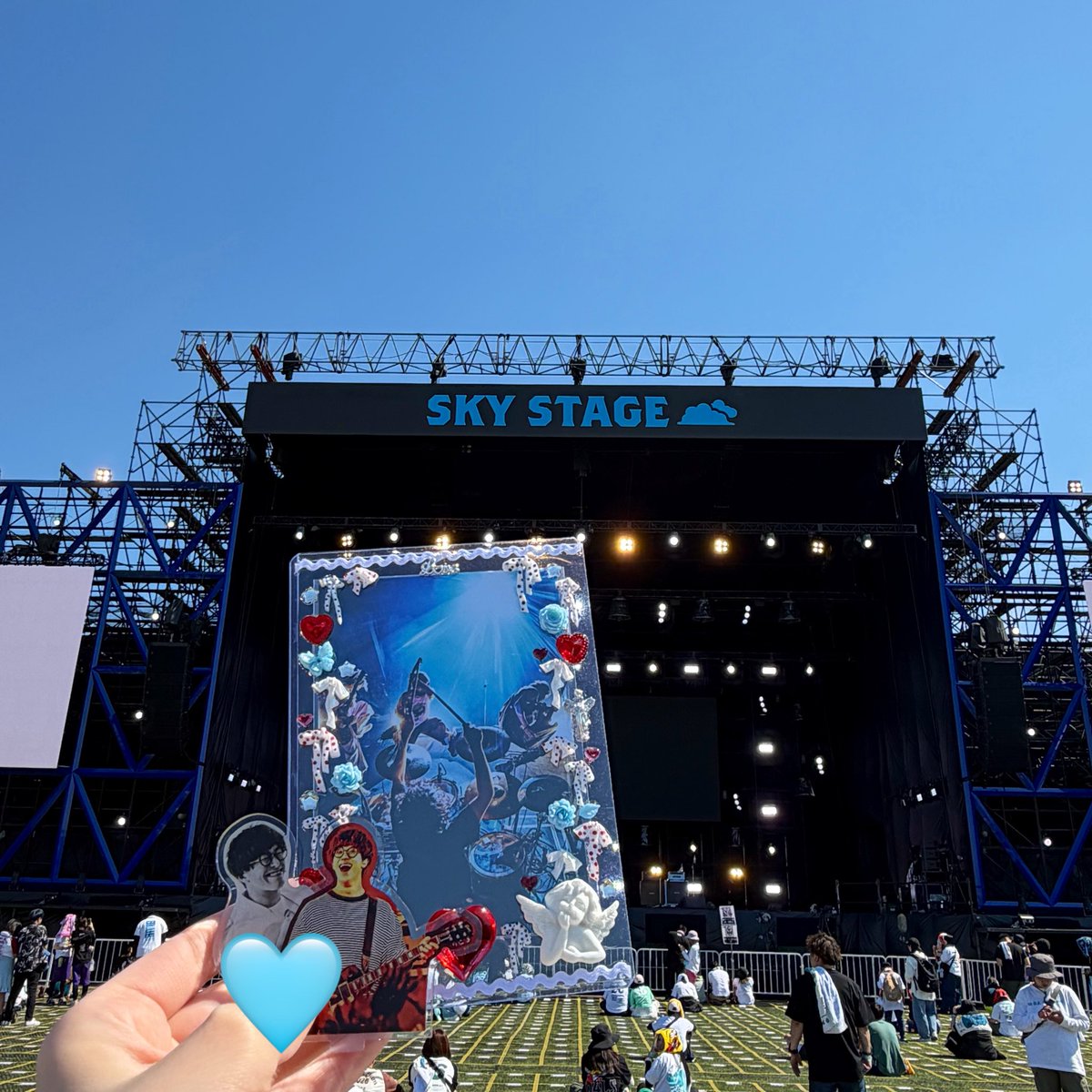 wthdj_'s tweet photo. 雲一つ無い空にピッタリ過ぎる🩵🎀❤️‍🔥 https://t.co/paRiMXQiya