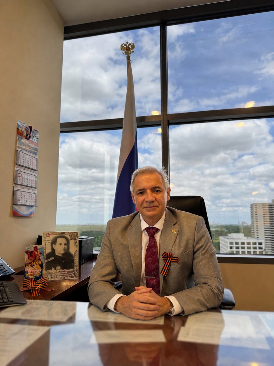 RusCons_TX's tweet photo. Поздравление Генконсула России в Хьюстоне Н.В.Пукалова соотечественникам с Днём Победы в Великой Отечественной Войне

Уважаемые соотечественники! Дорогие друзья!

Позвольте от всего сердца поздравить вас со всенародным праздником – 81-й годовщиной Победы в Великой Отечественной войне.

Проходят годы, сменяются десятилетия, но величие подвига фронтовиков и тружеников тыла, сумевших в тяжелейших условиях отстоять свободу, суверенитет и независимость нашей Родины, со временем становится только зримее и ярче. Сегодня мы еще острее осознаем беспримерное мужество наших предков, не дрогнувших перед лицом смертельной опасности и давших отпор мировому злу. Именно их несгибаемая воля остановила геноцид народов нашей страны и разгромила фашизм.

Героизм поколения победителей – это наш вечный и непреложный ориентир. Где бы мы ни жили, какие бы невзгоды ни преодолевали, память о победной весне 1945 года объединяет всех нас, напоминая о торжестве добра и справедливости. Призываю всех сограждан, искренне любящих Родину, беречь традиции и семейные истории о войне. Рассказывайте о них детям и внукам, чтобы связь поколений и правда о нашей Великой Победе никогда не прерывалась.

Особые слова благодарности - проживающим в консульском округе ветеранам. Мы гордимся вами и желаем вам крепкого здоровья, душевного тепла, любви и заботы близких.

С праздником! С Днем Победы! ⭐️

#Победа81